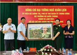 Bộ trưởng Bộ Quốc phòng Ngô Xuân Lịch thăm, tặng quà thương, bệnh binh và làm việc tại Bộ CHQS tỉnh Bắc Giang